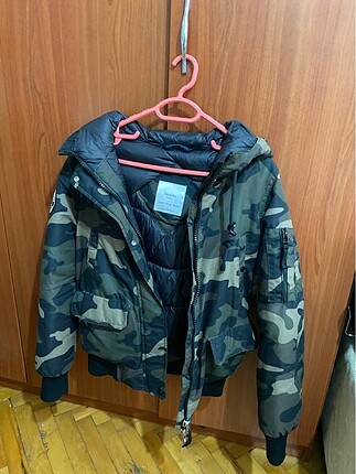 Bershka kamuflaj mont