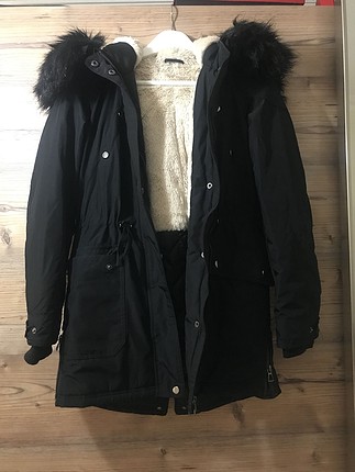 Siyah kürklü parka 