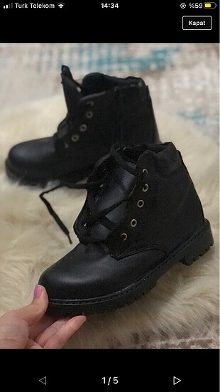 Siyah bot iki adet