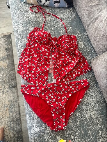 Kırmızı çiçekli bikini