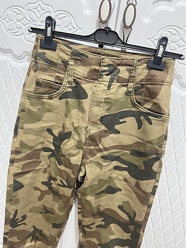 Bershka Kamuflaj pantolon