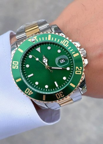 Diğer Yesil Cerceveli İki Renkli Metal Saat