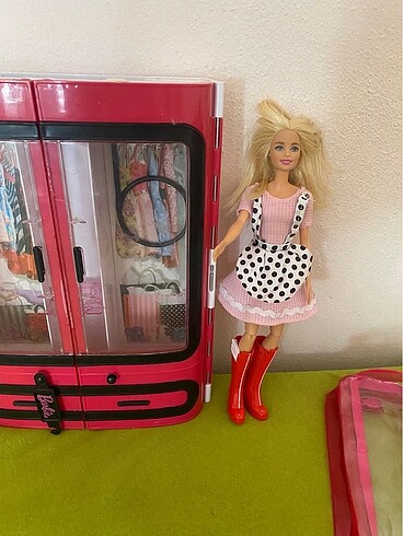 Barbie Bebek ve dolabı