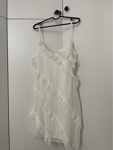 Beyaz fırfırlı elbise