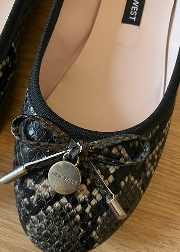 Nine West Siyah Yılan Desenli Tokalı Babet - Görsel 2