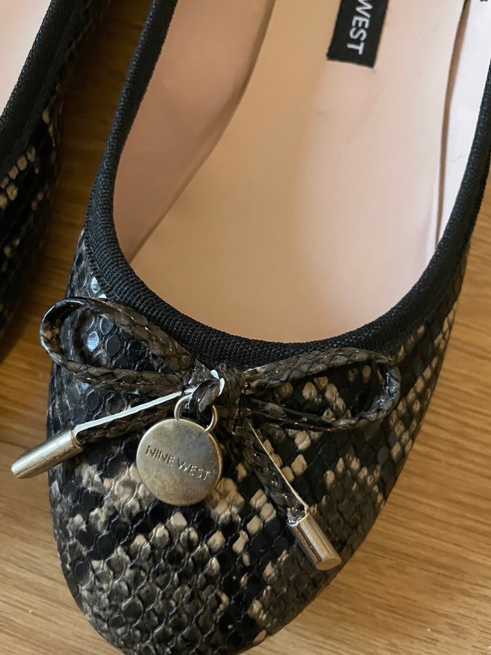 Nine West Siyah Yılan Desenli Tokalı Babet - Görsel 2