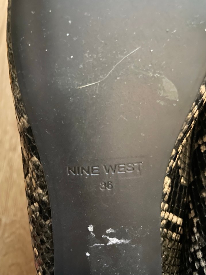 Nine West Siyah Yılan Desenli Tokalı Babet - Görsel 3