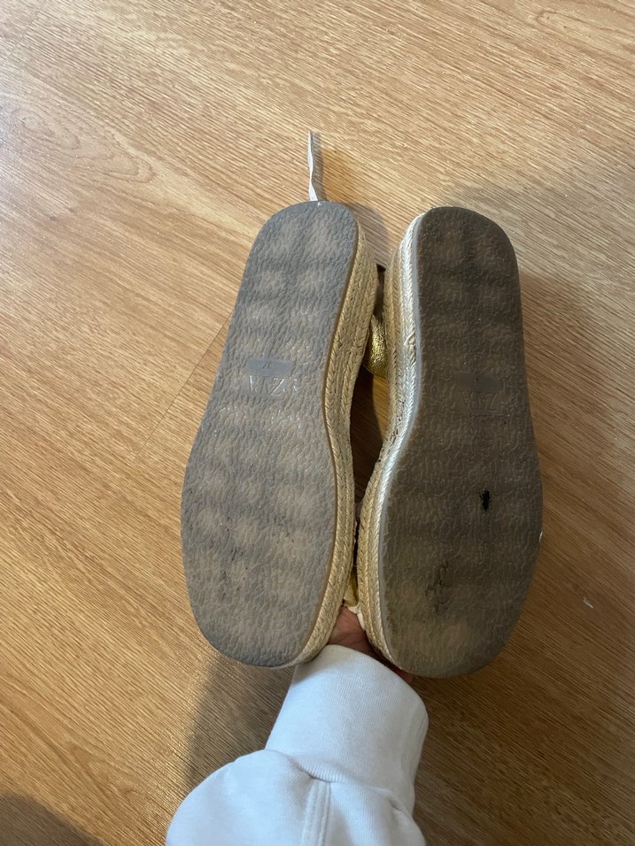 Altın Renkli Deri Dolgu Topuklu Sandalet - Görsel 3