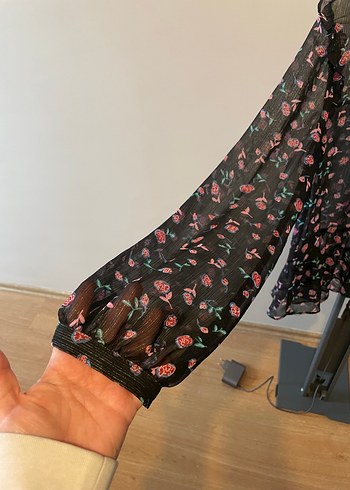 Çiçek Desenli Fırfırlı V Yaka Bluz - Görsel 3