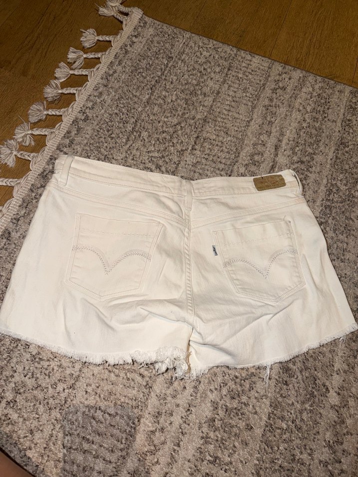 Levis Beyaz Denim Şort — görsel 2/5