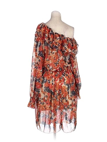 m Beden PreLoved Kısa Elbise %70 İndirimli.