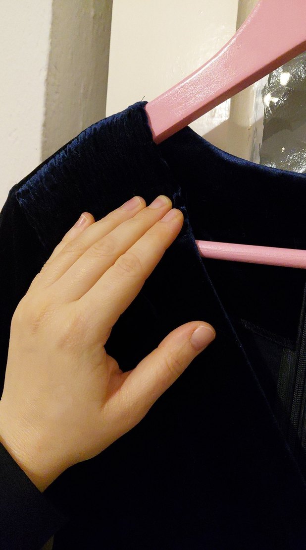 V Yaka Siyah Kadın Midi Elbise - Görsel 5