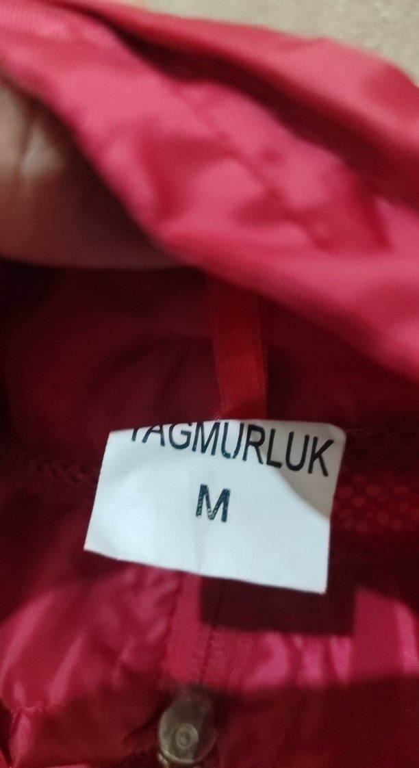 Kırmızı Yağmurluk - Görsel 3