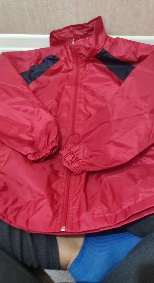 Kırmızı Yağmurluk - Görsel 2