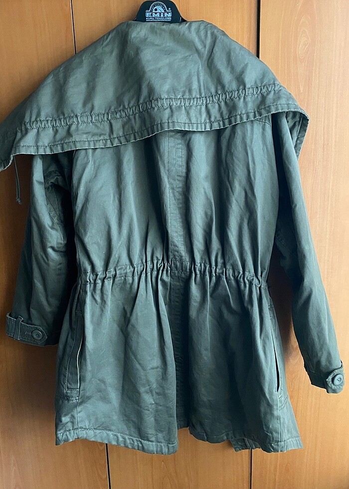 Pull & bear M haki yeşil pelerin yakalı parka trençkot - Görsel 2