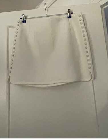 Zara krem beyaz düğme detaylı mini etek