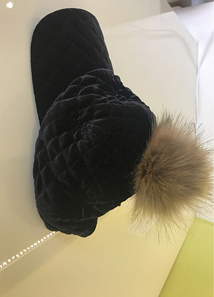 Siyah kadife ponponlu şapka