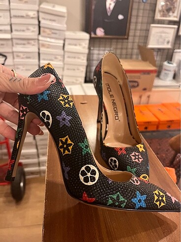 Siyaj renkli baskılı stiletto