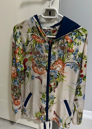Batik Cicek Desenli Kapusonlu Hafif Ceket