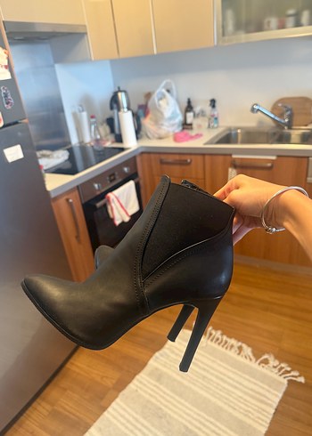 41 Beden Tokalı Siyah Stiletto Kadın Bot