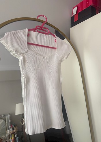 Beyaz Piliseli V Yaka Kısa Kollu Mini Bluz