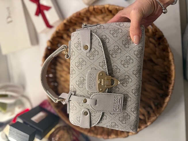 Guess Guees canta