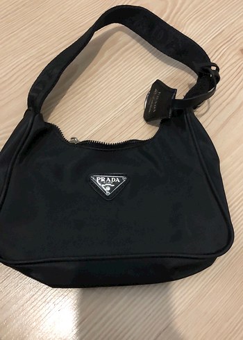 Prada Siyah Minimal Omuz Cantasi