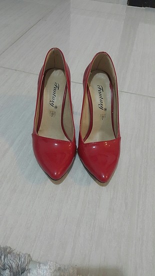 kırmızı ayakkabı