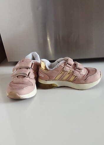 Adidas 25 no ayakkabı yanlarında ve arkasında gold şeritleri var