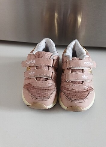 Adidas Adidas 25 no ayakkabı yanlarında ve arkasında gold şeritleri var