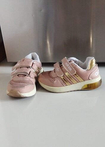 25 Beden altın Renk Adidas 25 no ayakkabı yanlarında ve arkasında gold şeritleri var