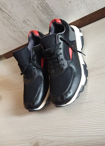 44 Beden Snkrs 44 no ayakkabı hiç giyilmedi 