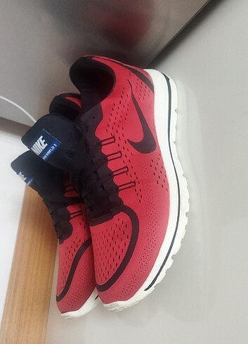 45 Beden kırmızı Renk Nike 45 no ayakkabı hiç giyilmedi