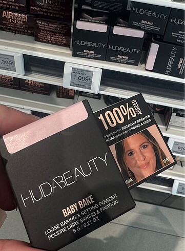 Huda Beauty Cherry Blossom Pudra