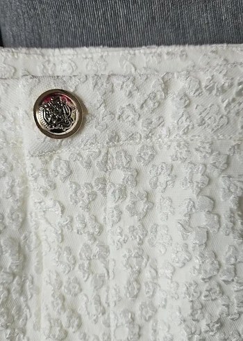 l Beden beyaz Renk Düğmeli Beyaz Nakışlı Yüksek Bel Mini Şort