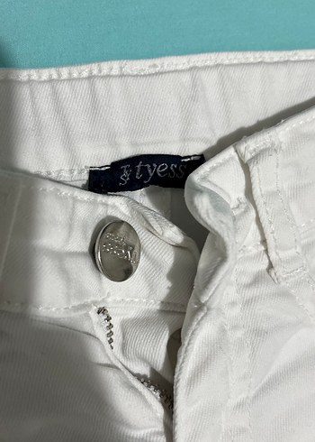 Tyess Düğmeli Beyaz Mini Kot Şort