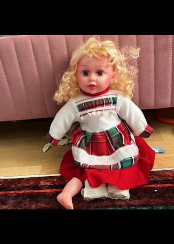 Beyaz elbiseli oyuncak bebek