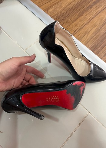 39,5 Beden Siyah Parlak Yılan Desenli Stiletto