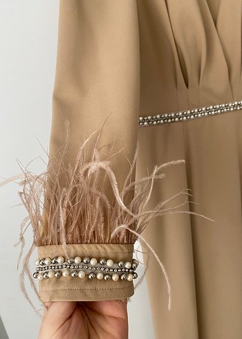 Bej Uzun Kadın Abiye Elbise Tüy Detaylı - Görsel 3