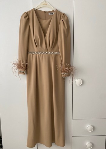 Bej Uzun Kadın Abiye Elbise Tüy Detaylı - Görsel 2