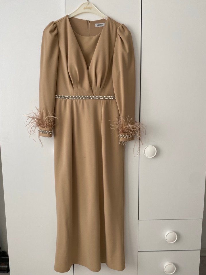 Bej Uzun Kadın Abiye Elbise Tüy Detaylı - Görsel 2