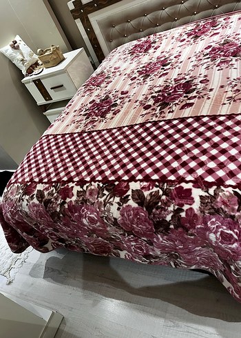 Koyu pembe Ekoseli Çiçek Desenli Battaniye - Görsel 3