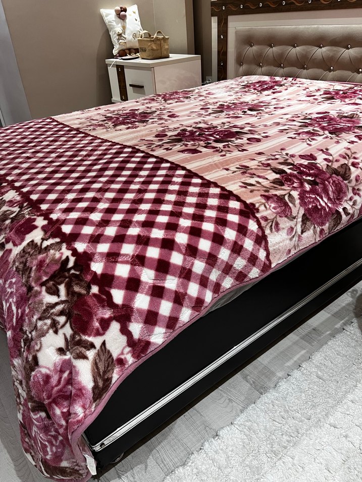 Koyu pembe Ekoseli Çiçek Desenli Battaniye - Görsel 2