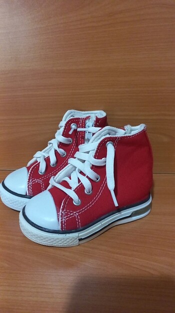 Kırmızı convers