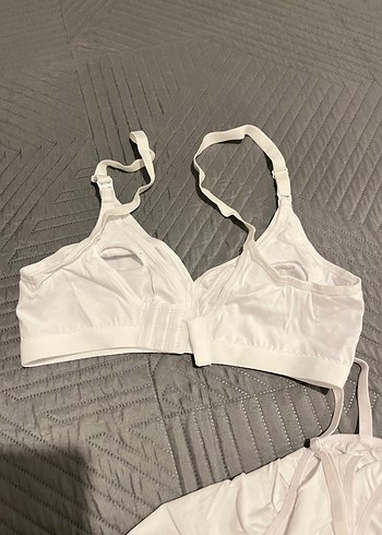 Beyaz Emzirme Sütyeni ve Siyah-Beyaz Atlet Takımı - Görsel 7