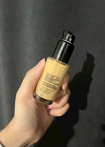MAC Studio Fix Sıvı Fondöten SPF 15 Bej nc20 - Görsel 3
