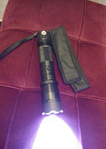 siyah şok cihazı ve el feneri - Görsel 2