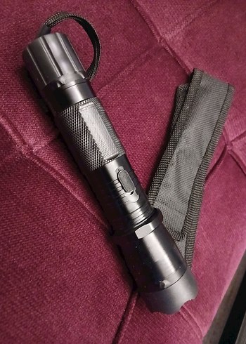 siyah şok cihazı ve el feneri - Görsel 3