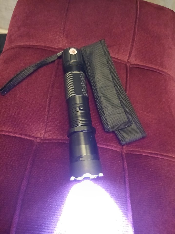 siyah şok cihazı ve el feneri - Görsel 2