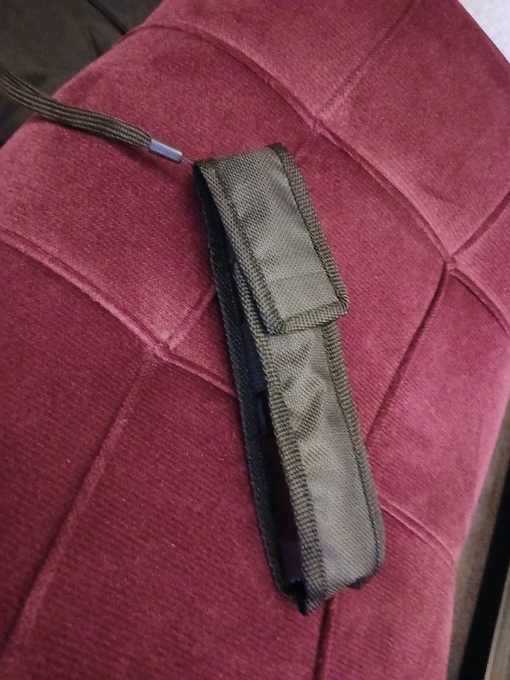 siyah şok cihazı ve el feneri - Görsel 5